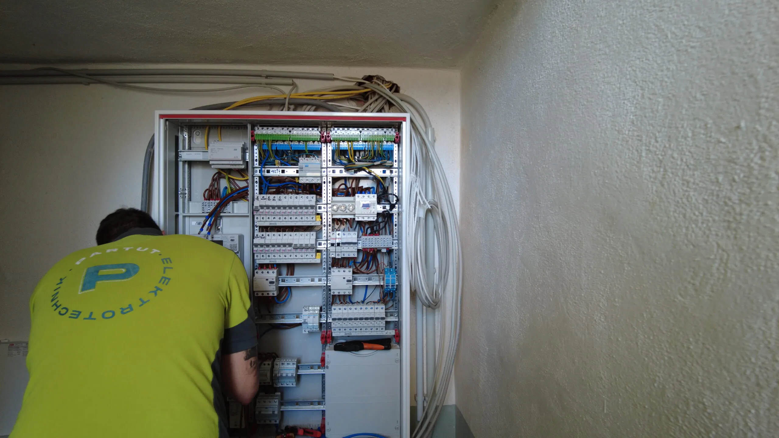 Elektrische Verteilung in Bearbeitung