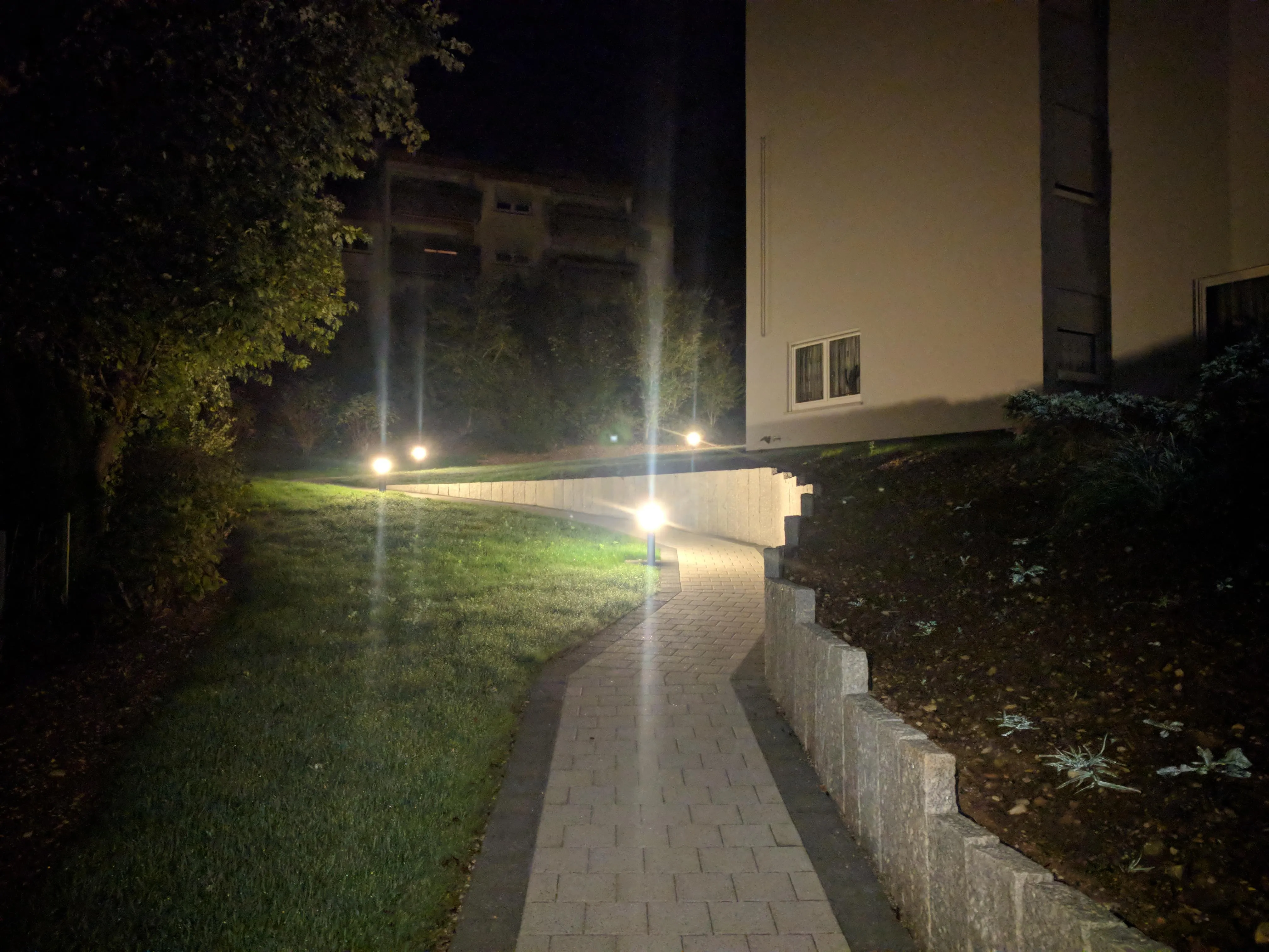 Außenweg-Beleuchtung mit Pollerleuchten bei Nacht