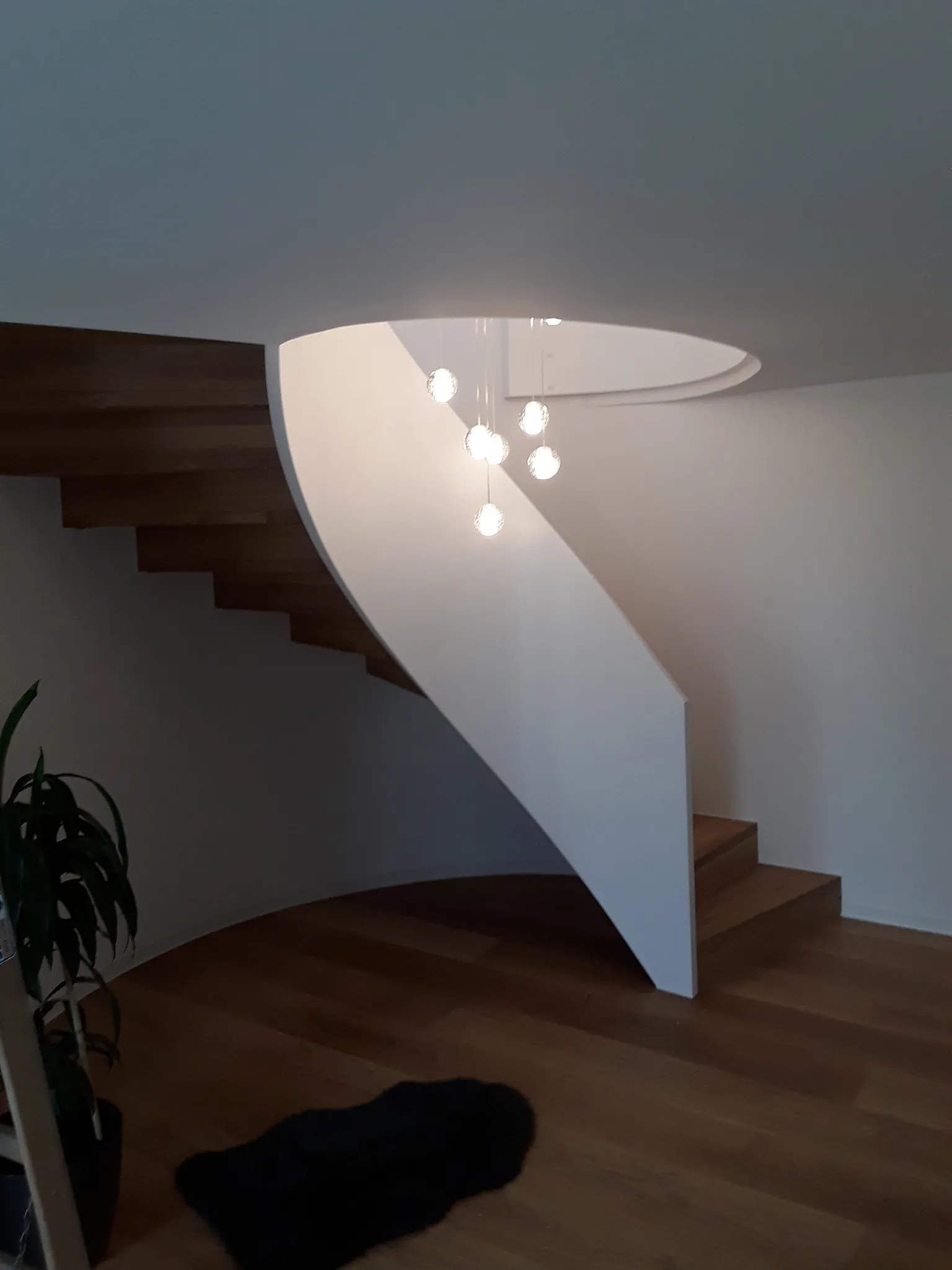 Montierte Pendelleuchten über freitragendem Treppenhaus – Leuchten-Montage durch PARTUT