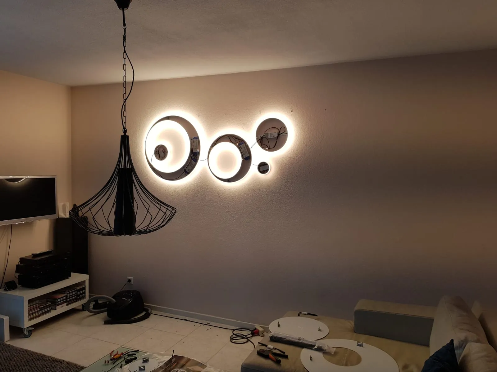Moderne LED-Wandleuchten im Wohnzimmer während der Montage