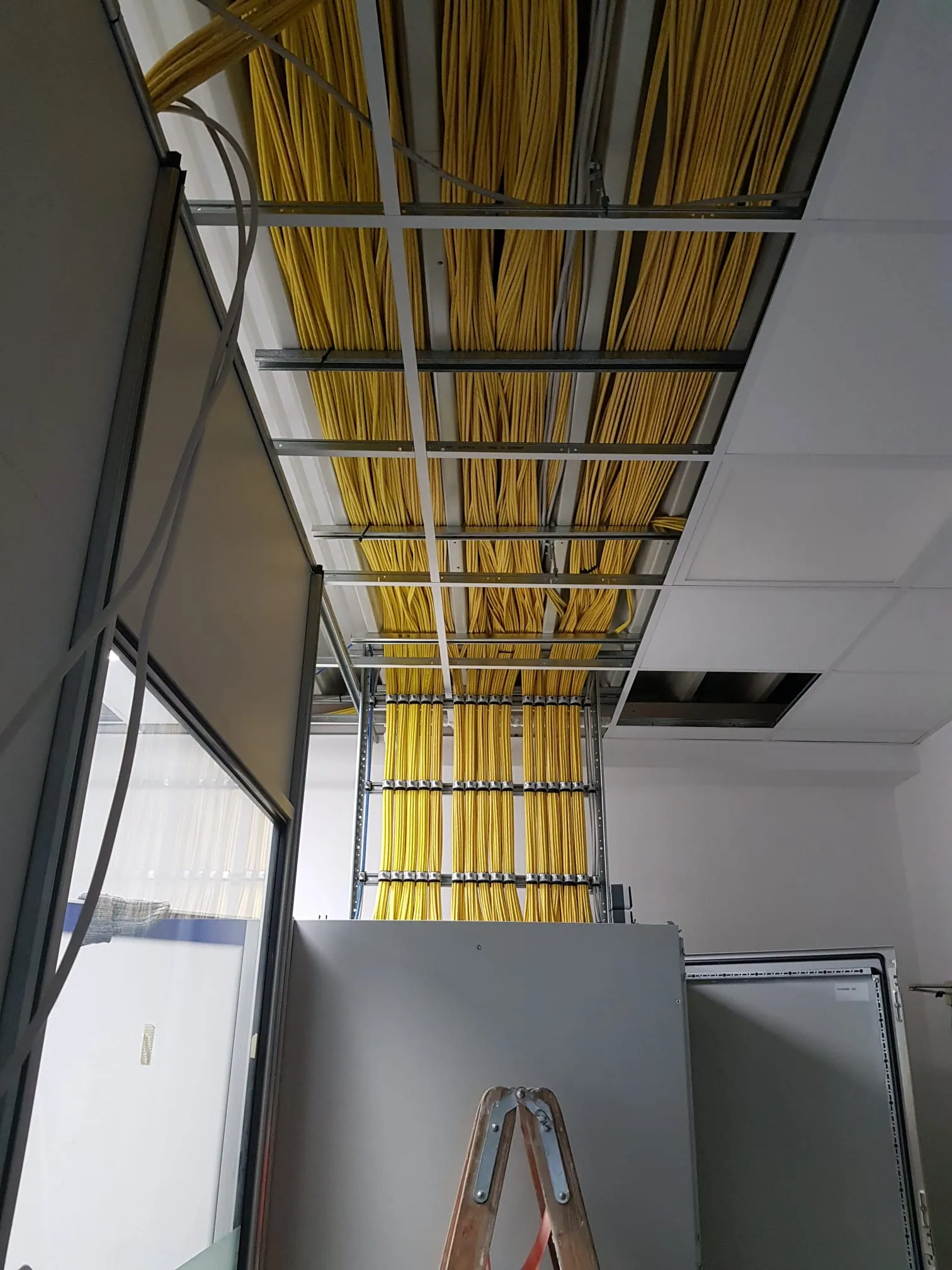 Netzwerkschrank mit gepatchten Verbindungen