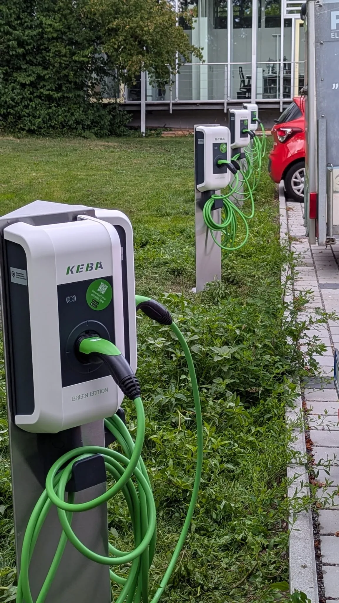 Von PARTUT installierte KEBA-Ladestationen am Firmenparkplatz