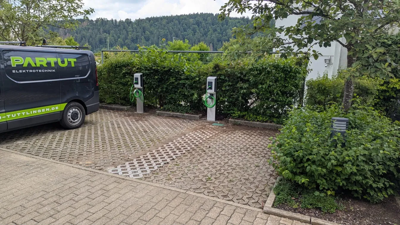 Von PARTUT installierte Ladestationen — Montagefahrzeug vor fertig installierter Ladeinfrastruktur
